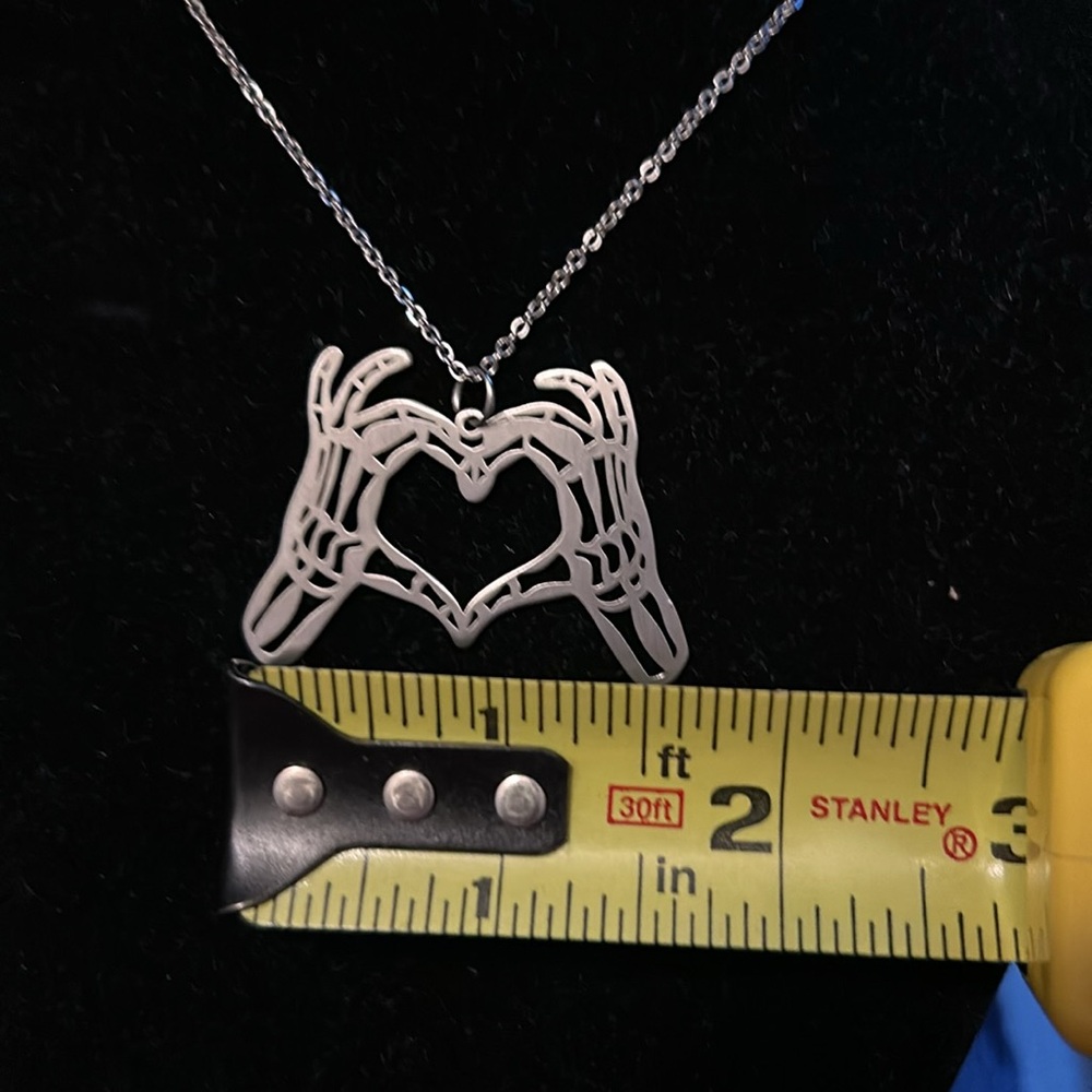 Skeleton hands pendant - Picture 2 of 5